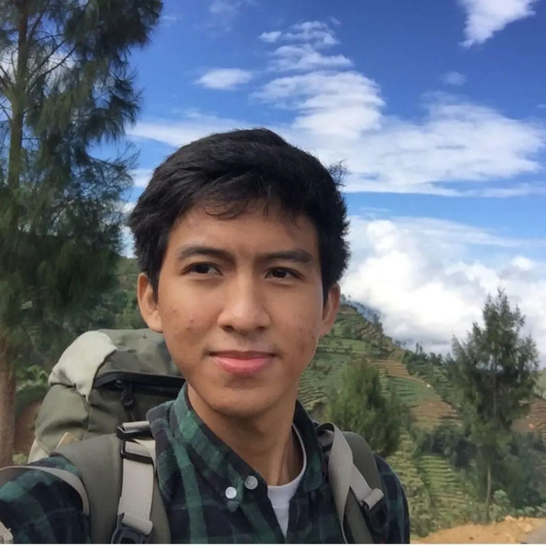 Iqbal suka mendaki gunung