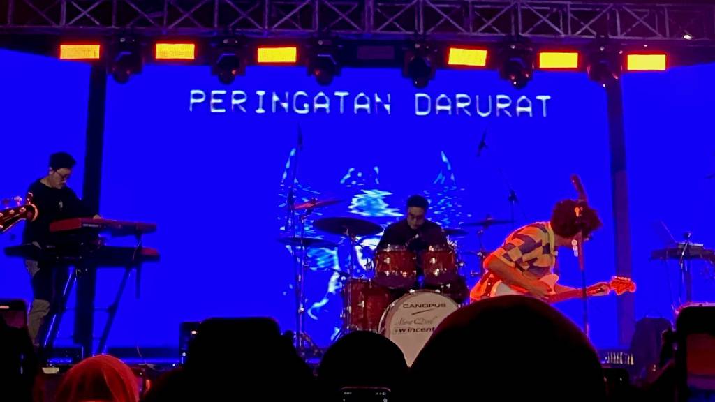 Kunto Aji pakai visual peringatan darurat saat konser di Jakarta. (Foto: Twitter/@ukichaann)