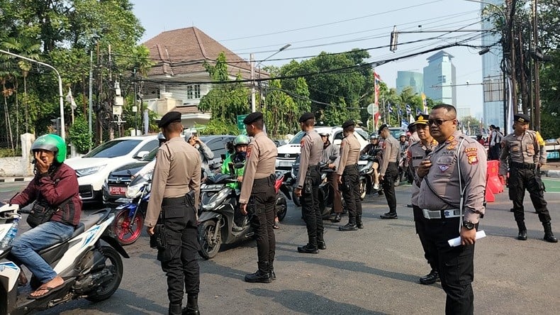 Polisi mengamankan lalu lintas di depan KPU, Jumat (23/8/2024) (Foto: Widya Michella)