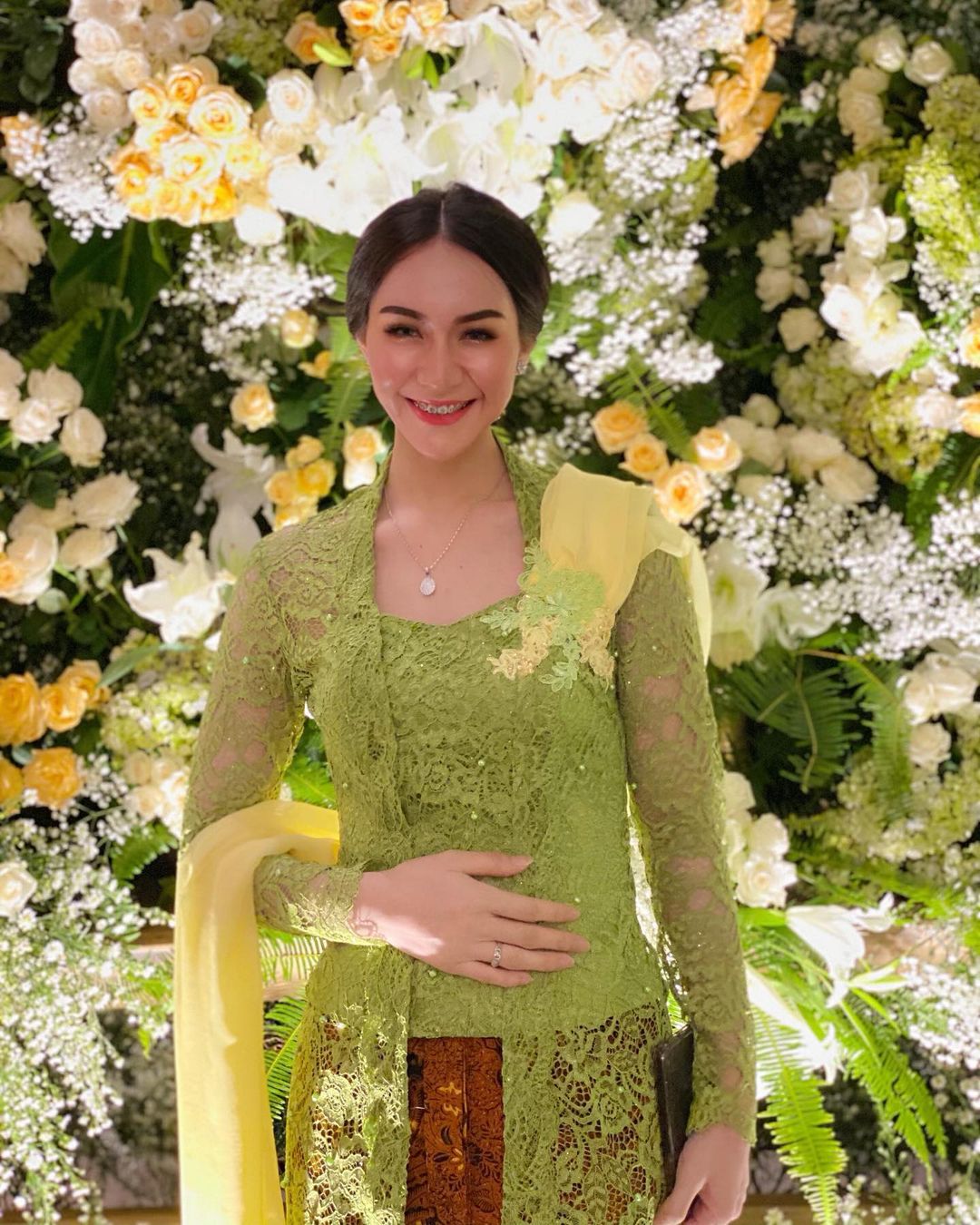 Polwan Putri Cikita berkebaya hijau