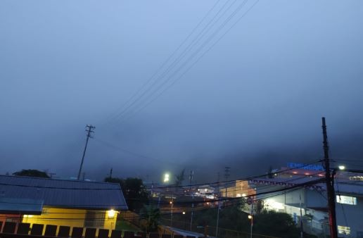 Kabut tebal menyelimuti Distrik Tembagapura, Kabupaten Mimika, Papua, menjelang maghrib, Jumat (16/8/2024). Kota kecil nan indah yang dibangun PT Freeport Indonesia ini hampir saban hari diguyur hujan. (Foto: iNews.id/Zen Teguh)