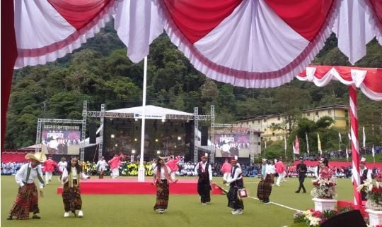 Parade Tari Nusantara dalam perayaan HUT Kemerdekaan ke-79 RI di Sport Hall Tembagapura, Sabtu (18/8/2024). (Foto: iNews.id/Zen teguh).