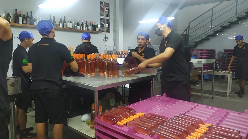 Para pekerja di winery Hatten Wines mengecek dan menyusun botol-botol wine yang akan dilabeli. (Foto: iNews.id/Maria Christina)