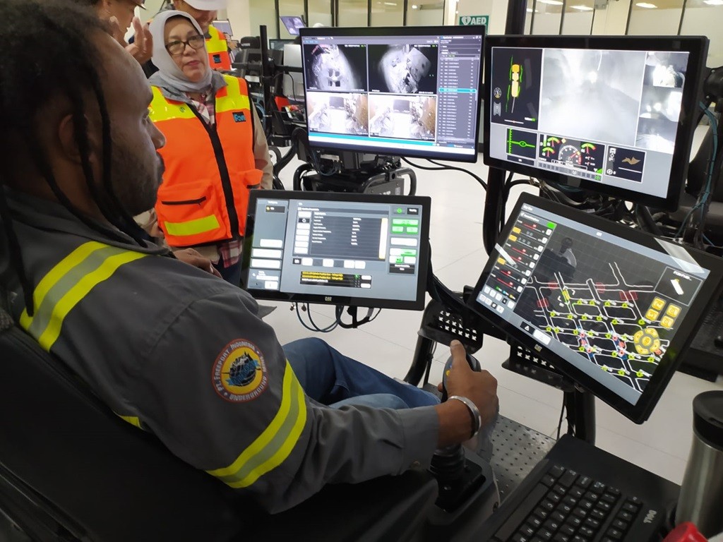 Pasangan Darius Gebze-Petrus Safan saat mendaftar ke Kantor KPU Papua Selatan untuk maju Pilkada Serentak 2024. (Foto: iNews/Muhammad Syahrir Muslimin)