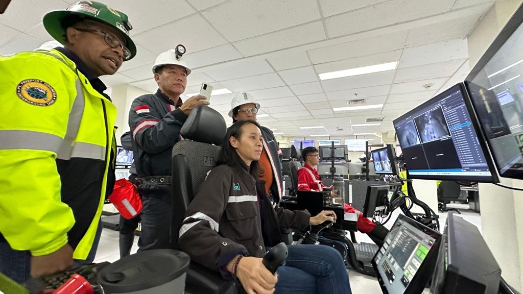Pasangan Darius Gebze-Petrus Safan saat mendaftar ke Kantor KPU Papua Selatan untuk maju Pilkada Serentak 2024. (Foto: iNews/Muhammad Syahrir Muslimin)
