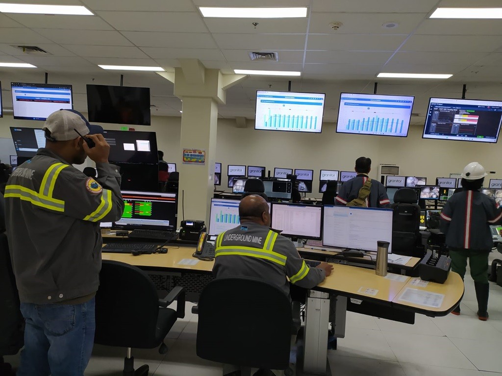 Pasangan Darius Gebze-Petrus Safan saat mendaftar ke Kantor KPU Papua Selatan untuk maju Pilkada Serentak 2024. (Foto: iNews/Muhammad Syahrir Muslimin)