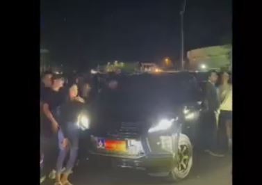 Tangkapan layar mobil Pajero berpelat Lemhanas dipakai untuk ajang diesel war depan Stadion Kanjuruhan, Malang. (Foto: iNews)