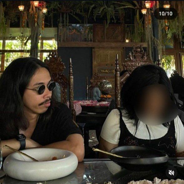 Abi pakai kacamata hitam saat makan di dalam ruangan