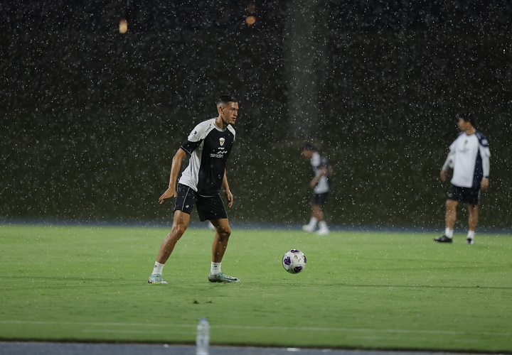 Bek Timnas Indonesia, Jay Idzes, berlatih di bawah guyuran hujan di King Abdullah Sports City, Jeddah, Arab Saudi, Senin (2/9/2024). (Foto: PSSI)