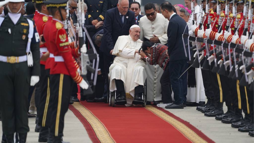 Paus Fransiskus disambut hangat saat tiba di Indonesia. (Foto: INDONESIA PAPAL VISIT COMMITTEE)