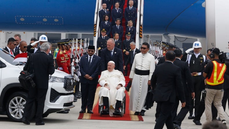 Paus Fransiskus tiba di Indonesia (foto: MPI/Arif Julianto)