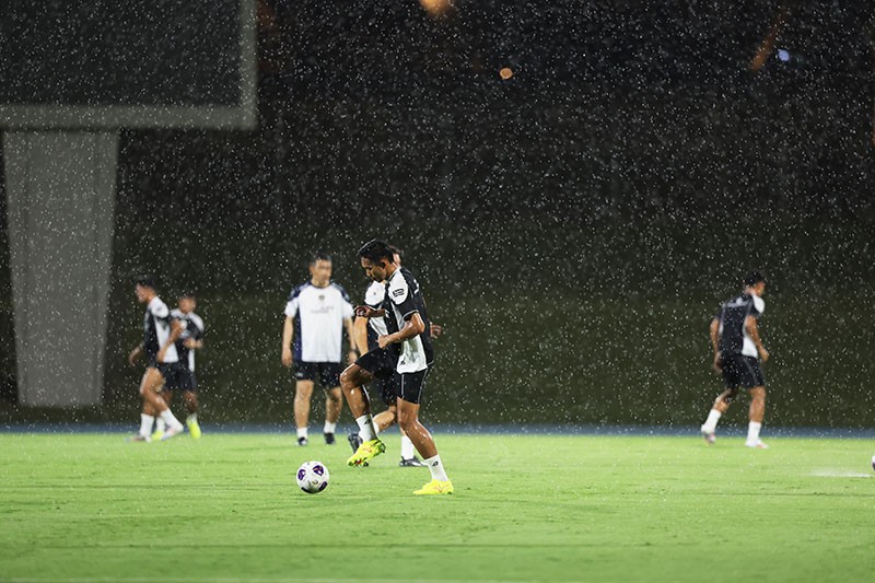 Pelatih Timnas Indonesia, Shin Tae-yong (kiri) memimpin latihan pasukannya di King Abdullah Sports City, Senin (2/9/2024). (Foto: PSSI)