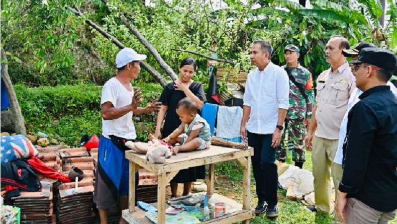 Pj Gubernur Jabar Bey Machmudin saat meninjau lokasi bencana alam di Kabupaten Bogor. (Foto: Ist)