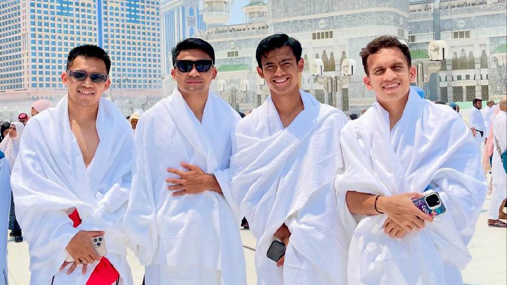 Pratama Arhan dan ketiga sahabatnya saat ibadah Umrah jelang laga melawan Arab Saudi. (Foto: Instagram)