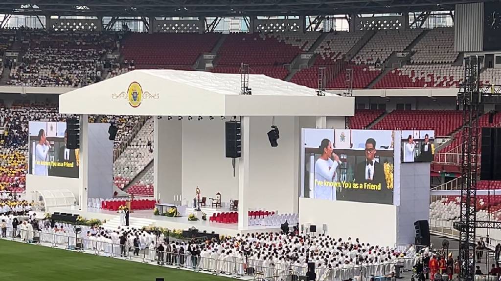 Louis Bertrand saat tampil di Misa Akbar bersama Paus Fransiskus di GBK Jakarta.