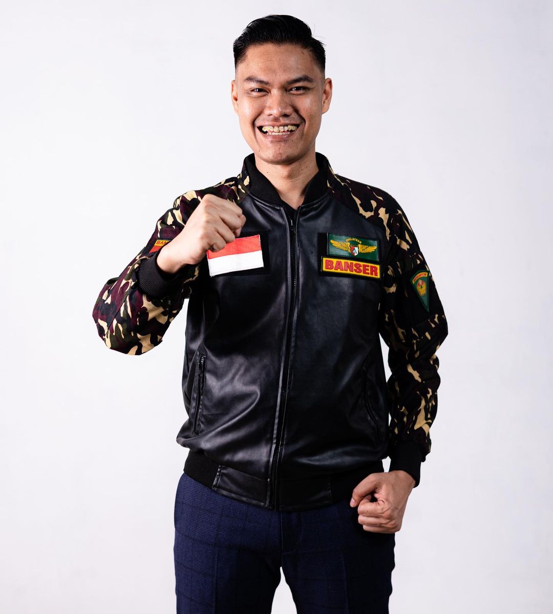 Gus Sakti tampil dengan jaket kulit