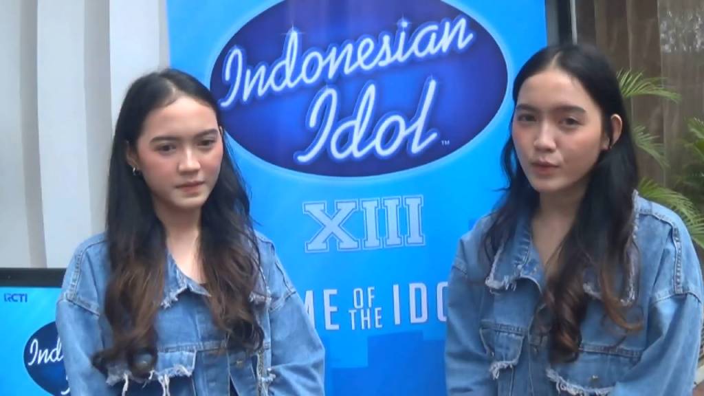 Peserta kembar di Audisi Indonesian Idol Yogyakarta.