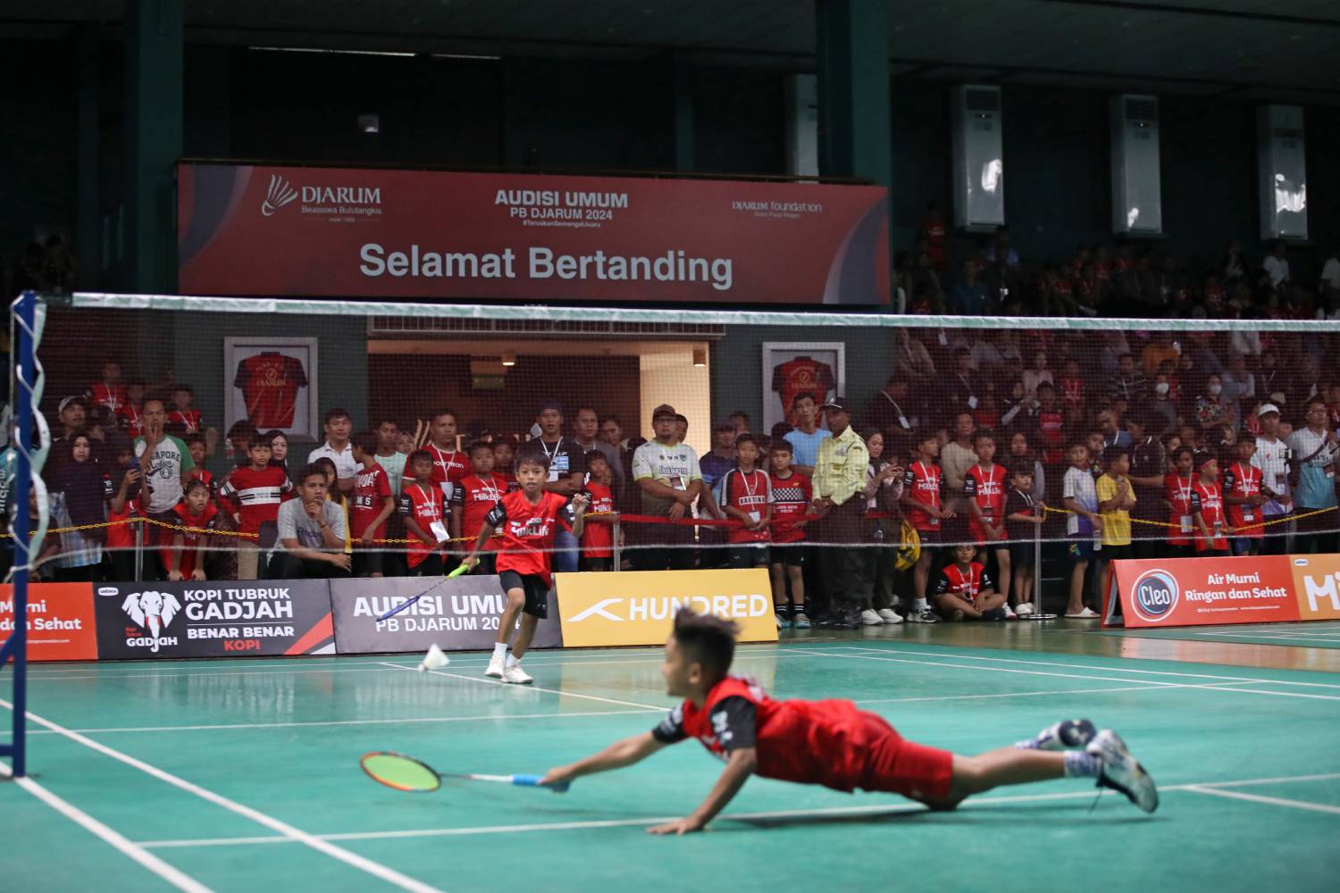 Peserta U-11 berjuang keras demi meraih kemenangan dan melanjutkan asa lolos ke fase turnamen Audisi Umum PB Djarum 2024, di GOR Djarum Jati, Kudus, Jawa Tengah, Rabu (11/9/2024). (Foto: PB Djarum)