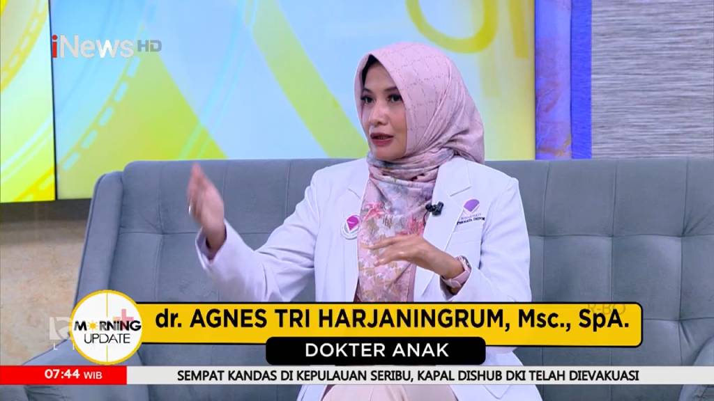 Dokter Spesialis Anak dr Agnes Tri Harjaningrum, SpA, pastikan kematian akibat vaksin itu kasusnya jarang sekali, sehingga bagi orangtua tidak usah ragu mengizinkan anaknya untuk diimunisasi.