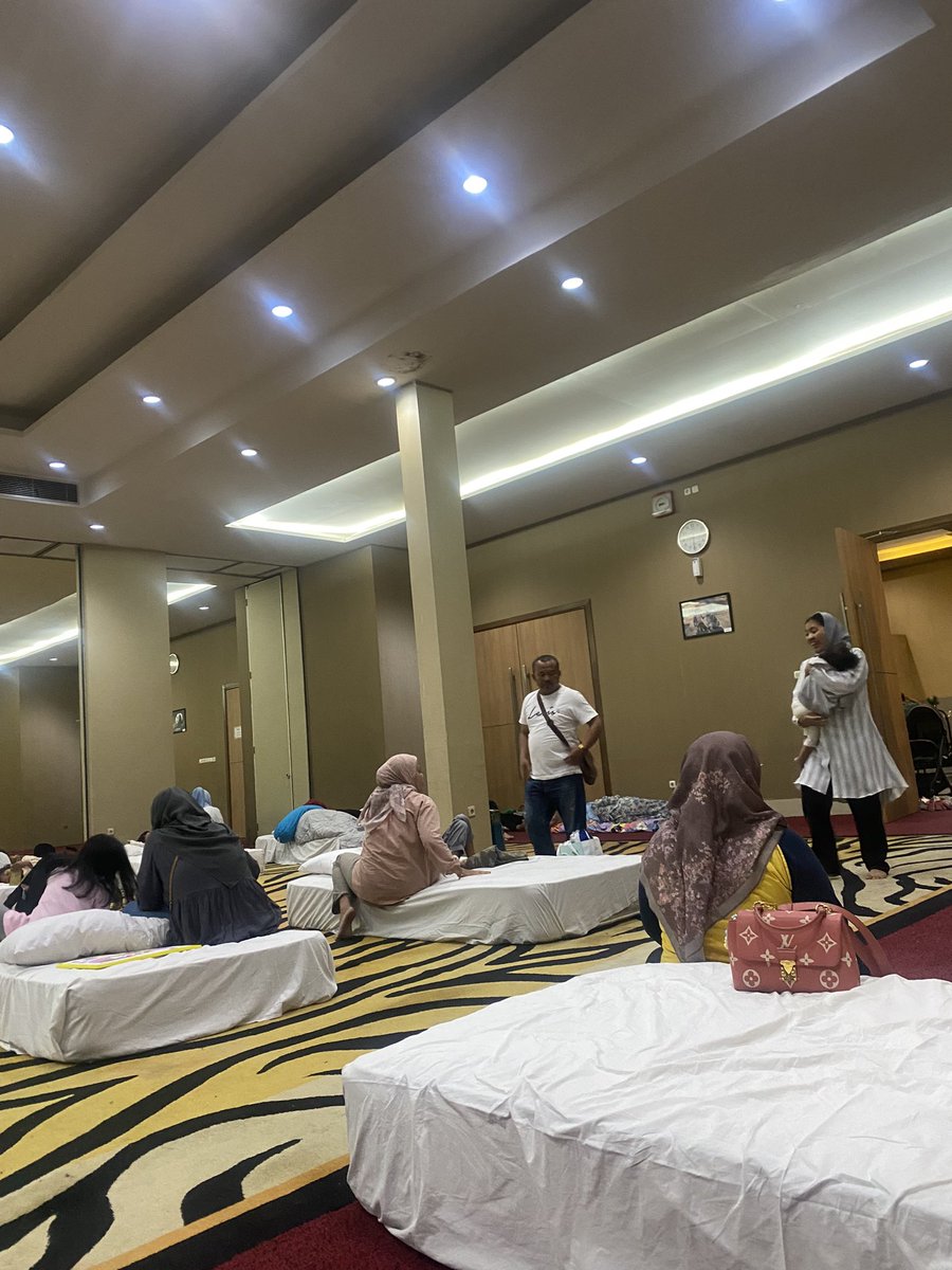 Suasana di dalam Ballroom Royal Safari yang dijadikan lokasi istirahat para wisatawan yang terjebak macet parah Puncak Bogor.