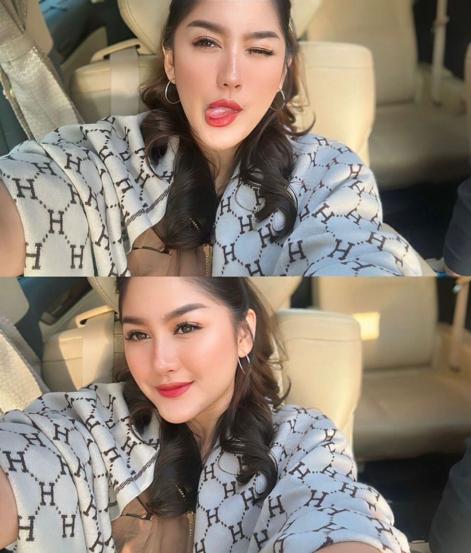 Yuanikarinaa selfie di mobil