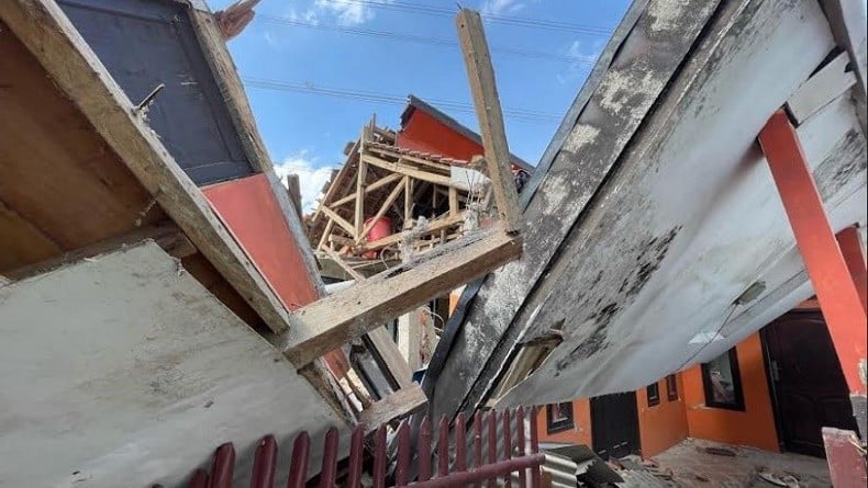 Kerusakan rumah warga di Kecamatan Kertasari akibat gempa bumi Magnitudo 5,0 yang mengguncang Kabupaten Bandung, Rabu (18/9/2024). (Foto: MPI/Agi Ilman)