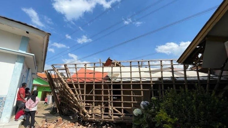 Kerusakan rumah warga di Kecamatan Kertasari akibat gempa bumi Magnitudo 5,0 yang mengguncang Kabupaten Bandung, Rabu (18/9/2024). (Foto: MPI/Agi Ilman)