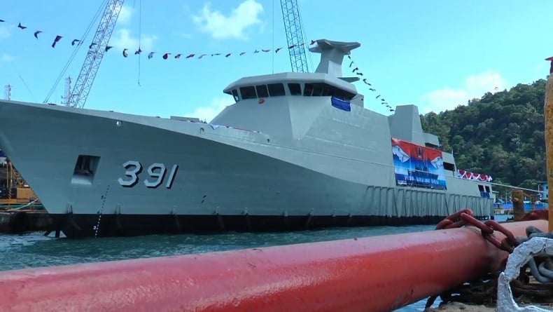 TNI Angkatan Laut (AL) kembali melaksanakan shipnaming dan launching kapal perang buatan dalam negeri di galangan kapal PT. Daya Radar Utama, Lampung, Jumat (20/9/2024). (Foto: Andreas Afandi).