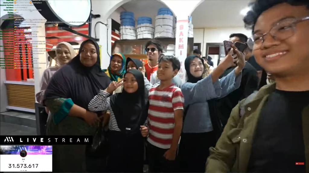 Atta Halilintar foto bareng fans di Yogyakarta. (Foto: Youtube)