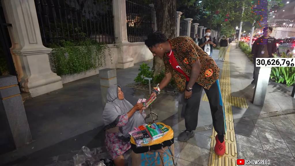 Speed membantu ibu penjual tisu di pinggir jalan Jakarta. (Foto: Youtube)