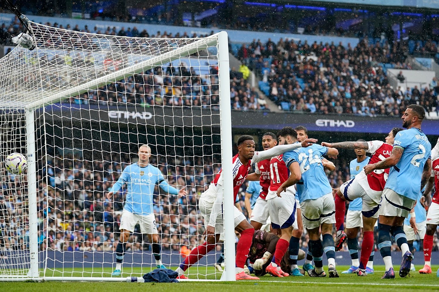 Bek Arsenal, Gabriel Magalhaes (center) merayakan golnya ke gawang Manchester City pada pekan kelima Liga Inggris 2024-2025 di Etihad Stadium, Minggu (22/9/2024) malam WIB. (Foto: AP Photo/Dave Thompson)