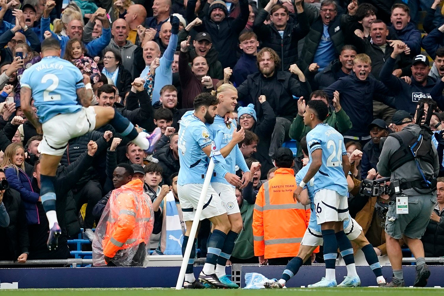 Striker Manchester City Erling Haaland (tengah) merayakan golnya ke gawang Arsenal pada pekan kelima Liga Inggris 2024-2025 di Etihad Stadium. Minggu (22/9/2024) malam WIB. (Foto: AP Photo/Dave Thompson)