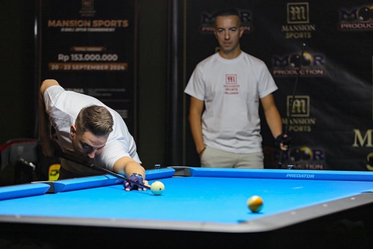 Dua pebiliar dunia Francisco Sanchez Ruiz dan David Alcaide saat sesi Exhibition Double Race Mansion Sports 9 Ball Open Tournament 2024. (Foto: iNews Media Group/Aldhi Chandra Setiawan)