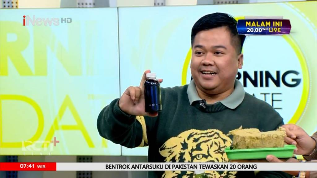 Pengelola tanaman hidroponik saat menunjukkan nutrisi yang diperlukan untuk tanaman hidroponik. (Foto: iNews TV)