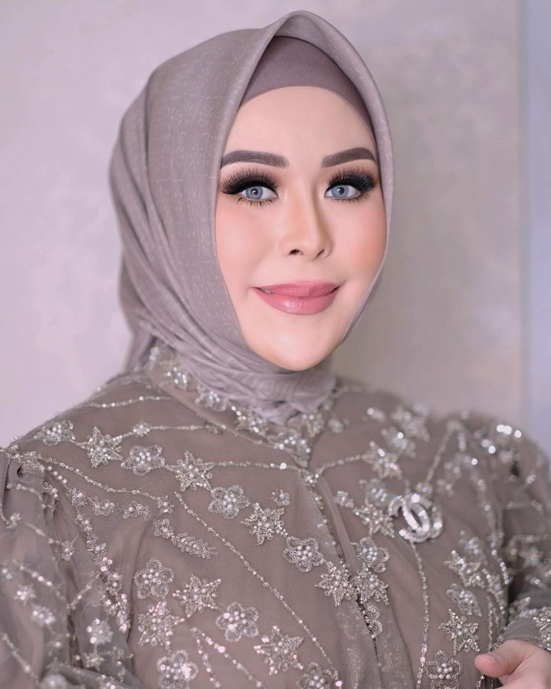 Heni Sagara tampil paripurna dengan riasan mata sebagai statement makeup-nya. (Foto: Instagram)