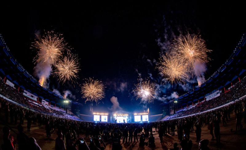 Rentetan special effect dan hujan kembang api di akhir pertunjukan Konser Sheila On 7 Tunggu Aku di Bandung. (Foto: dok Antara Suara)