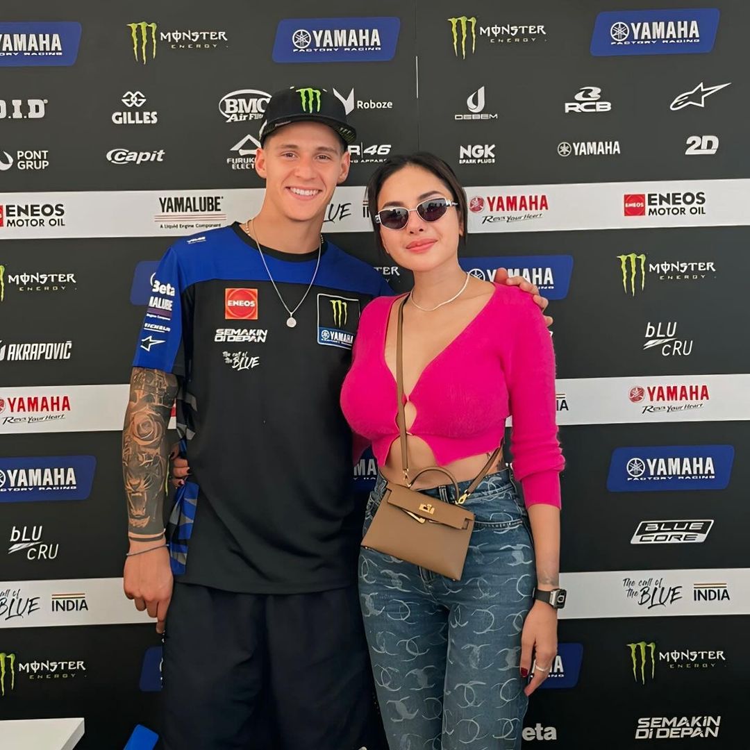 Nikita Mirzani dan Fabio Quartararo di MotoGP Mandalika 2024. (Foto: Instagram)