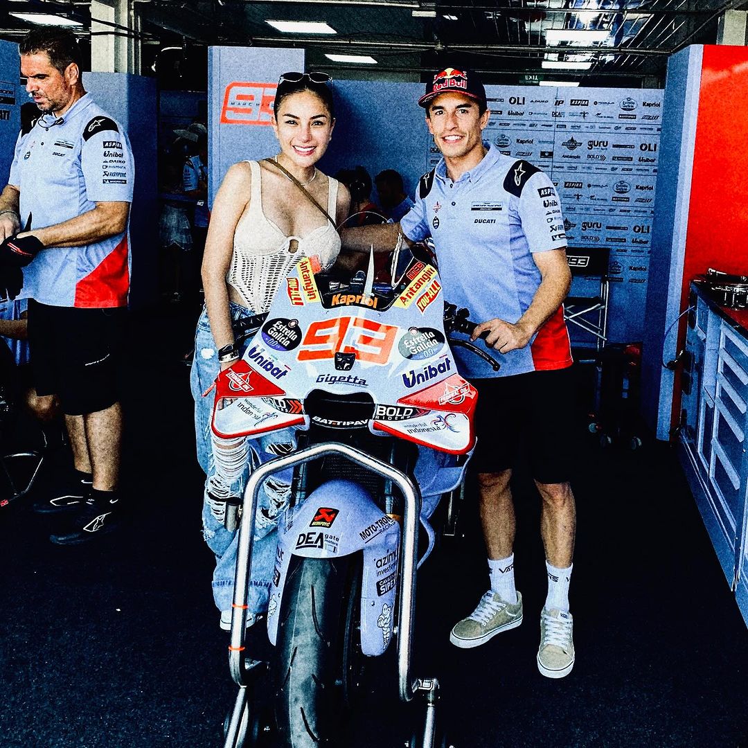 Nikita Mirzani dan Marc Marquez di MotoGP Mandalika 2024. (Foto: Instagram)