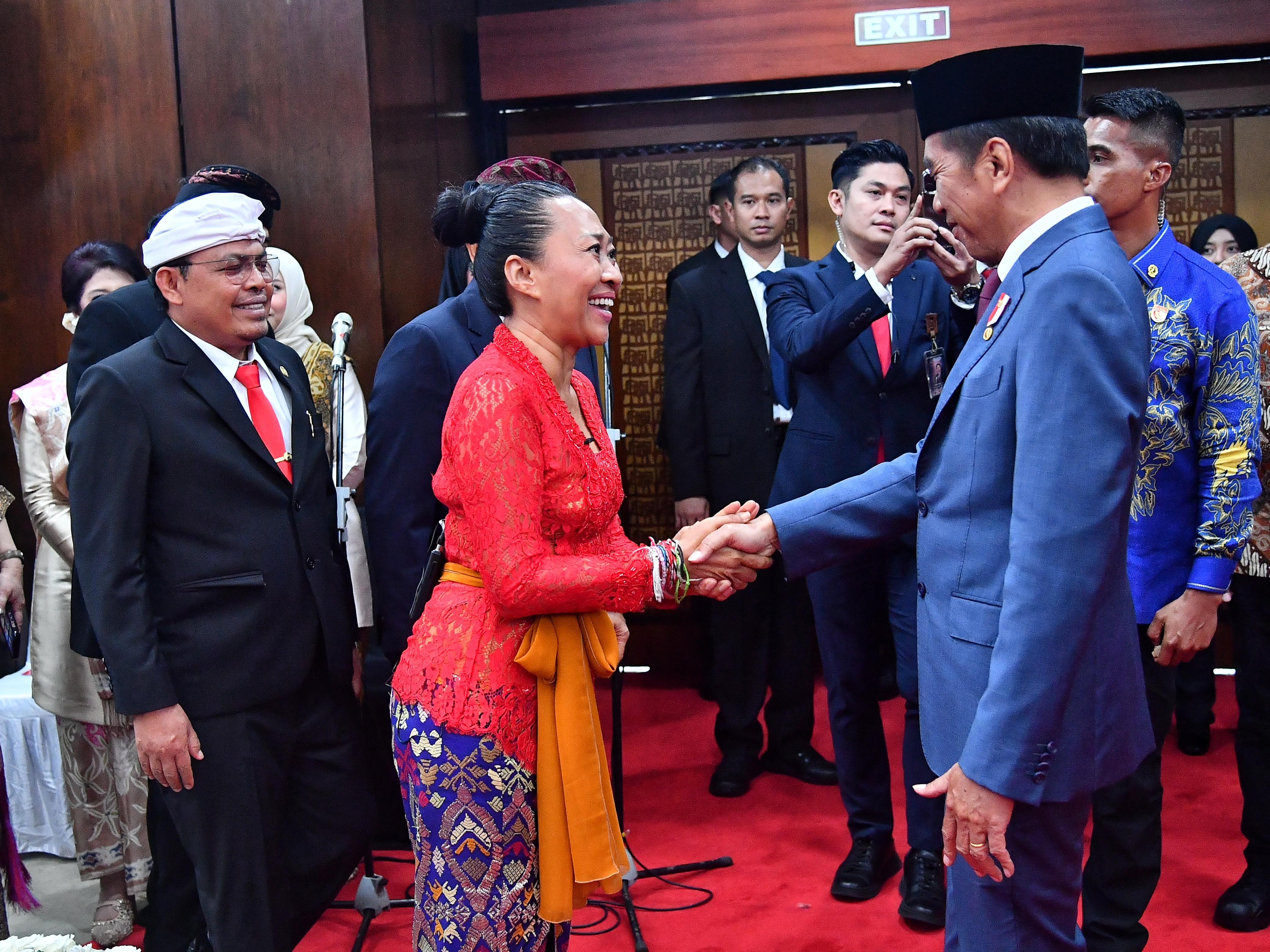 Presiden Joko Widodo (Jokowi) bersalama dengan anggota DPR terpilih (Foto: Ist)