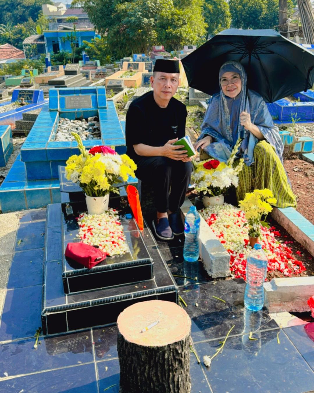 Umi Kalsum ditemani suaminya, Abdul Rozak, di makam Baby Rayaz. (Foto: Instagram)