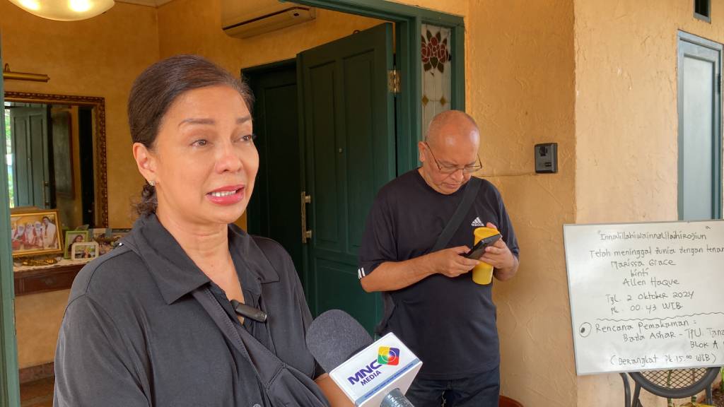 Soraya Haque di rumah duka Marissa Haque di kawasan Bintaro, Tangerang Selatan. (Foto: Nurul Amanah)