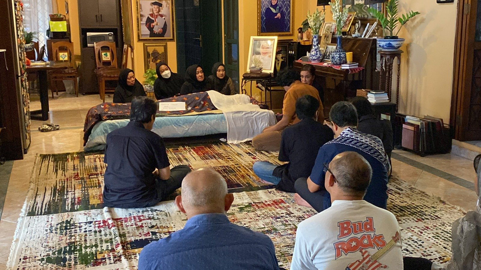 Suasana rumah duka Marissa Haque di kawasan Bintaro, Tangerang Selatan, Rabu (2/10/2024). (Foto: Nurul Amanah)