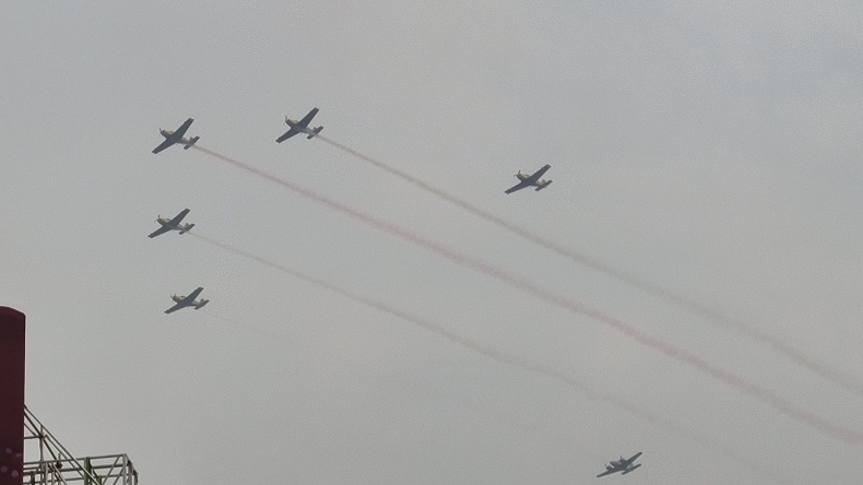 Pesawat TNI beratraksi di langit Monas (foto: MPI)