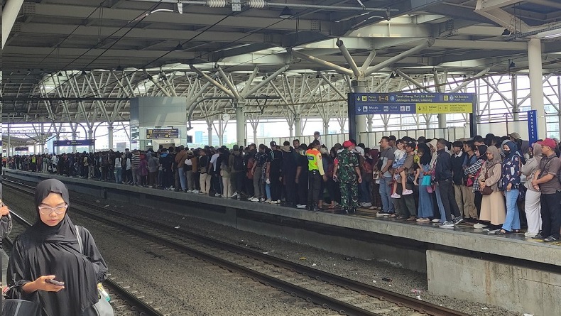 Kepadatan di salah satu peron Stasiun Manggarai. (Foto: @febiaui/X)