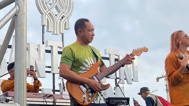 Panglima TNI Jenderal Agus Subiyanto bermain gitar (foto: MPI)