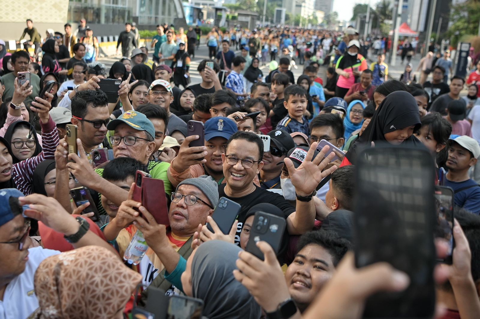 Anies bertemu dengan warga di CFD Sudirman pada 1 September 2024 (Foto: Refi Sandi)