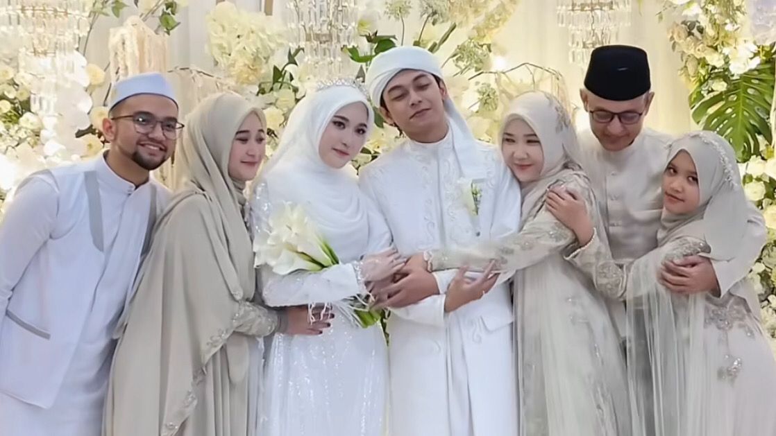 Gus Zizan, Syifa dan keluarga di momen pernikahan. (Foto: Instagram)