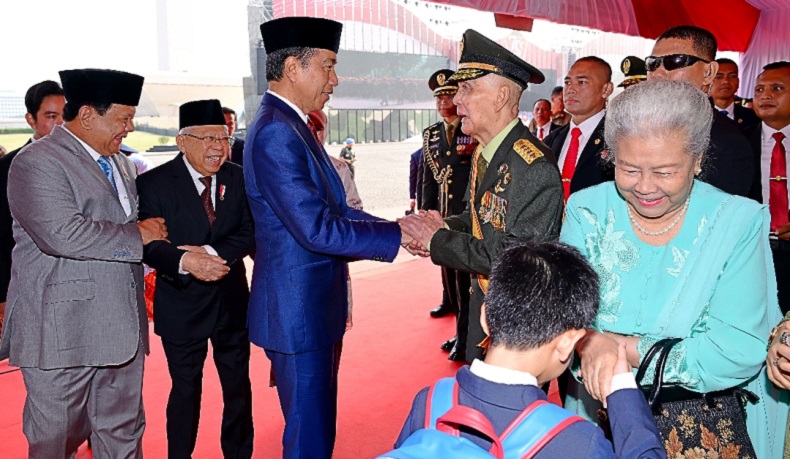 Presiden Jokowi bersalaman dengan Wakil Presiden ke-6 Try Sutrisno dalam peringatan HUT ke-79 TNI di Monas. (Foto Setpres).