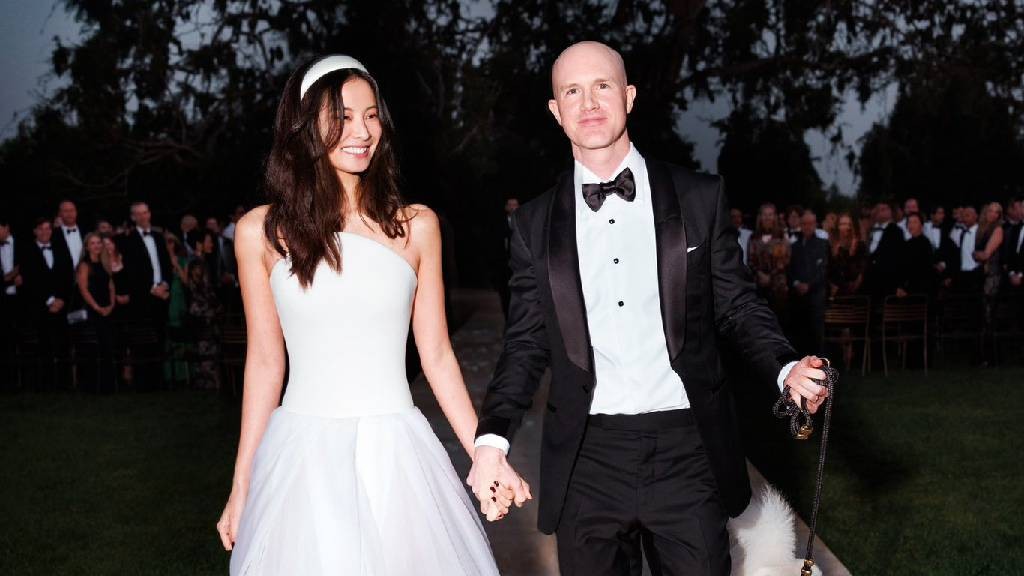 Foto pernikahan antara Brian Armstrong dengan Angela Meng. (Foto: X @brian_armstrong)