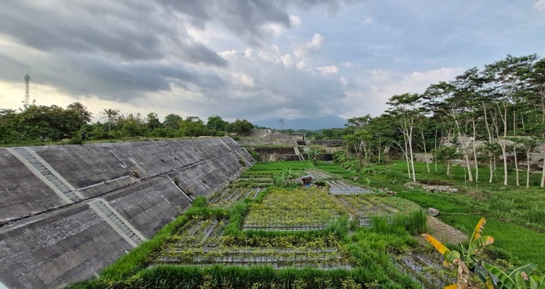 Penampakan Sabo Dam di Bronggang, Sleman, Yogyakarta, yang dijadikan lahan pertanian oleh warga. (Foto: Suparjo Ramalan)